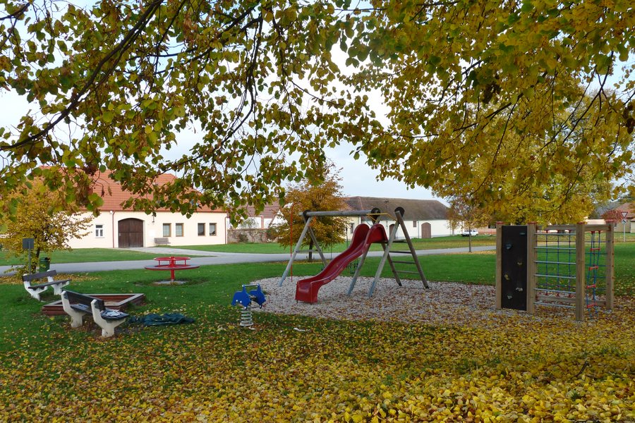 File:Mahouš, dětské hřiště 01.jpg