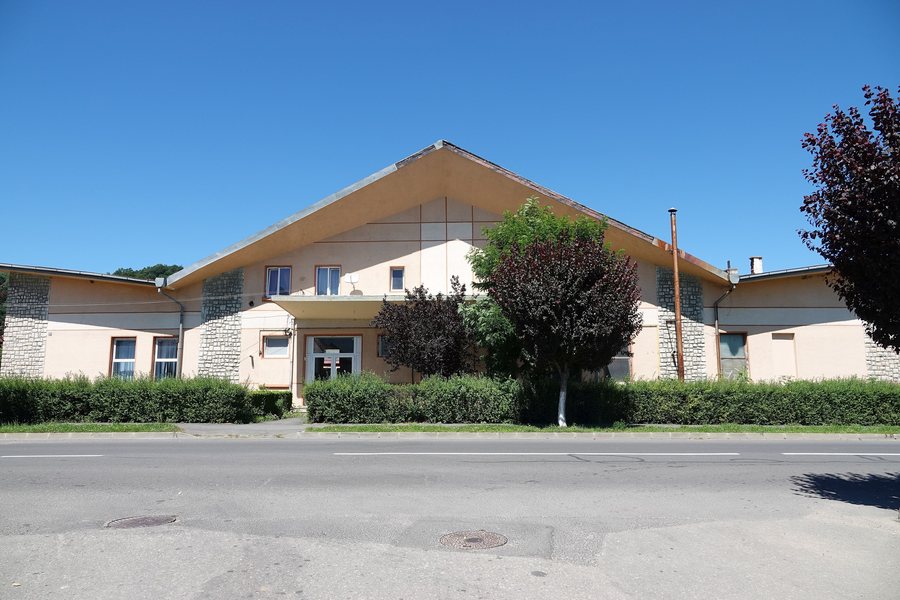 File:Zărnești train station.01.jpg