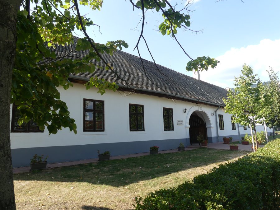 File:Inn from Jászárokszállás (1).jpg