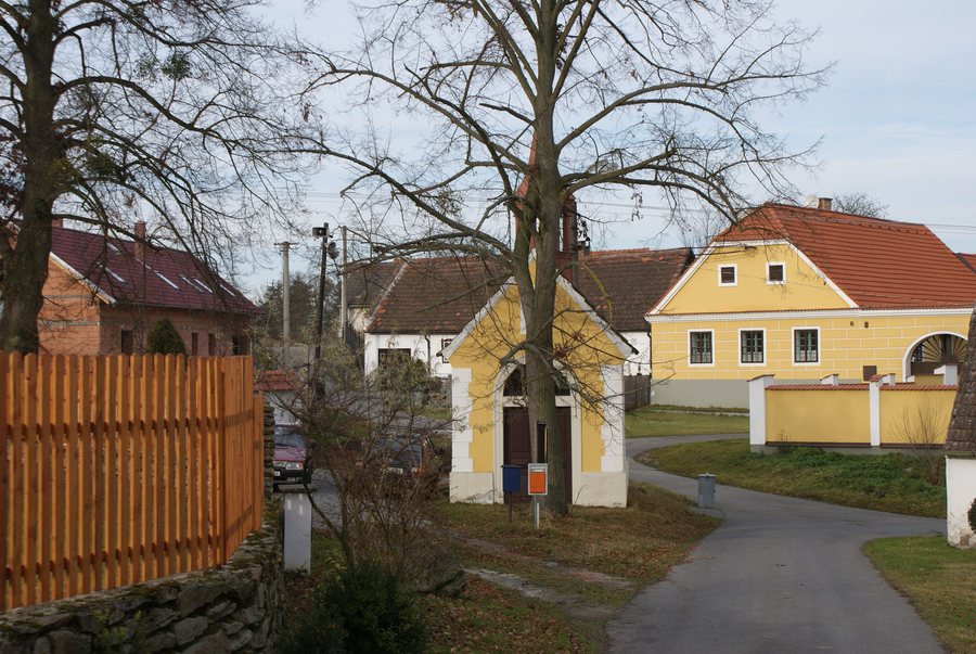 File:Vadkovice common with chapel.JPG