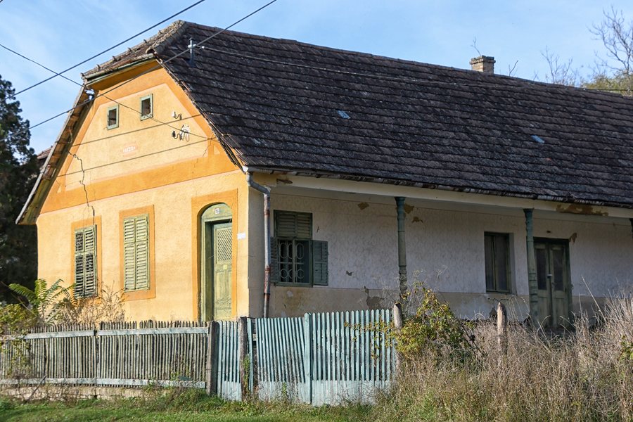 File:Miszla, hagyományos lakóház 2020 01.jpg