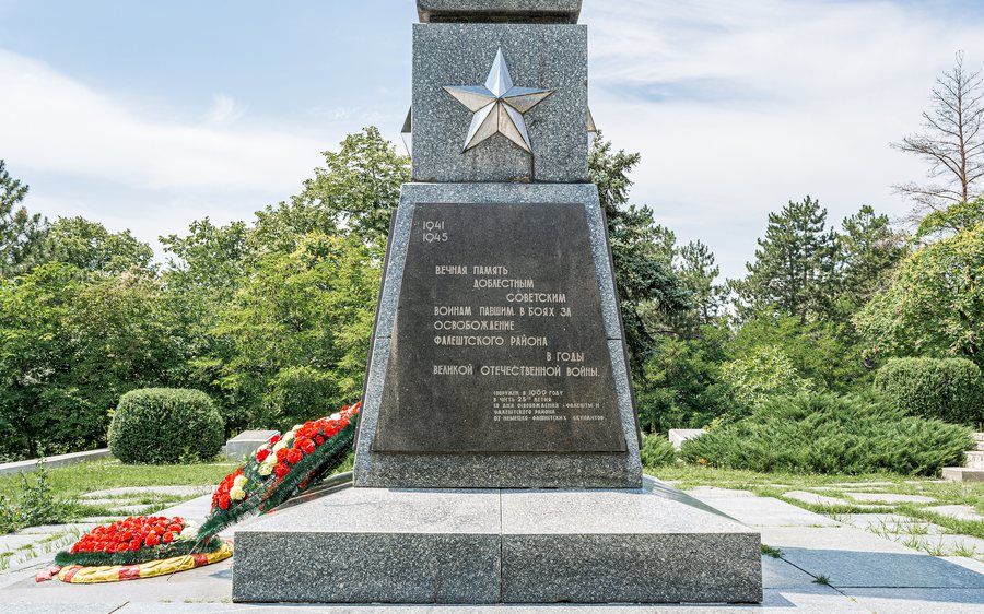 File:Мемориал Воинской Славы, Фалешты, Молдова Complexul Memorial Sovietic, Falesti, Moldova Soviet Soldiers Memorial Complex, Falesti, Moldova (49795371911).jpg