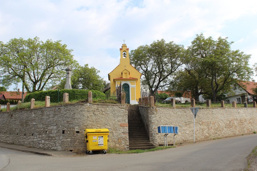 File:032 Korno náměstí S s kaplí.jpg
