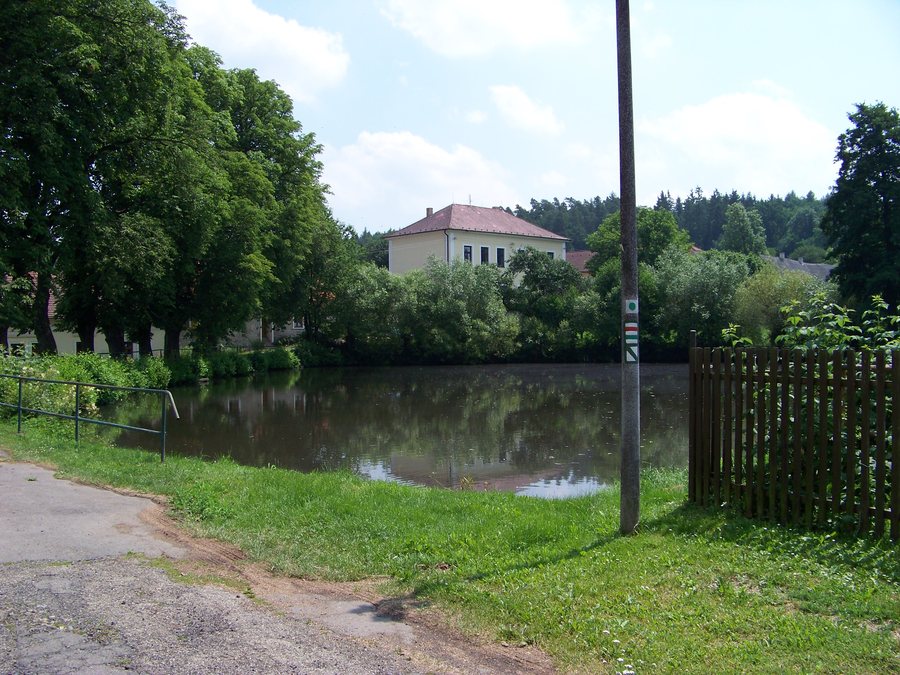 File:Smolotely, rybník.jpg