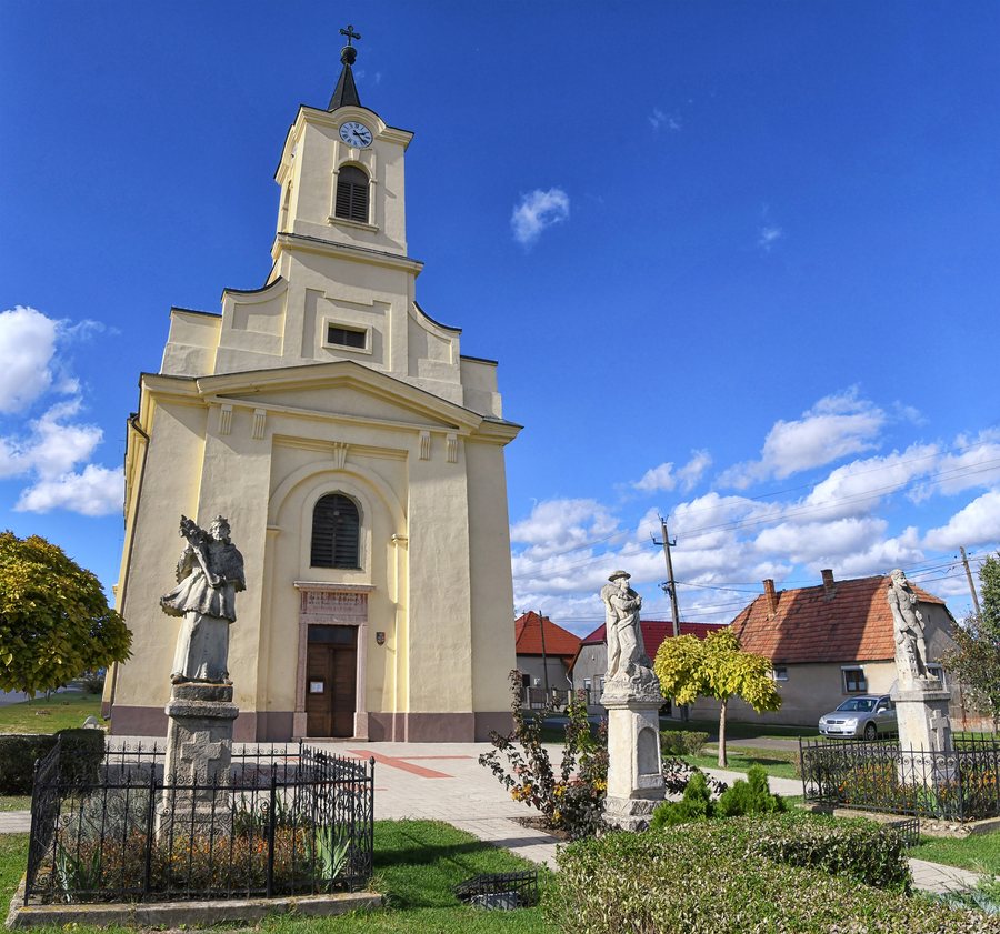 File:Vértesboglár, római katolikus templom 2020 01.jpg