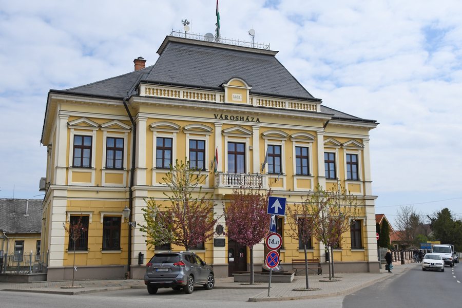 File:Újfehértó, városháza 2021 01.jpg