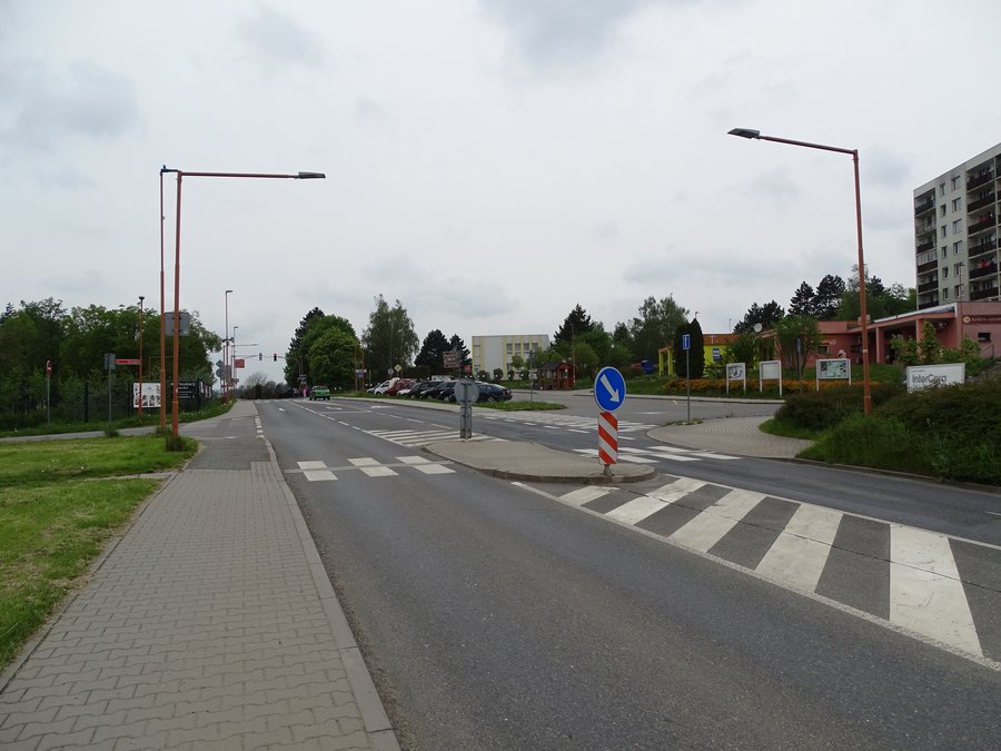 File:Zruč nad Sázavou, 1. máje, zastávka Na Pohoří.jpg