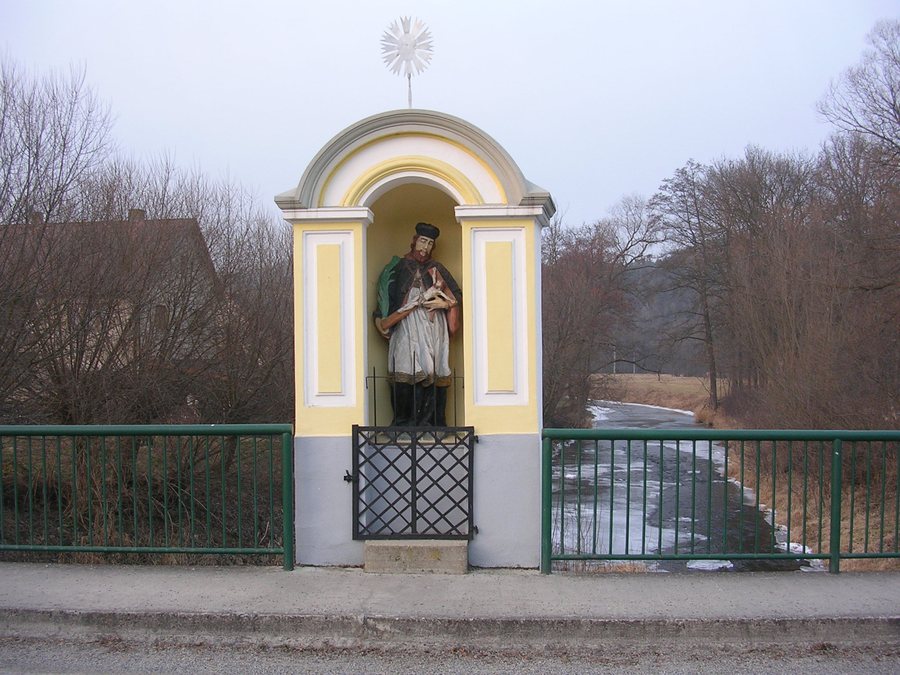 File:Malenice, most, Jan Nepomucký.jpg