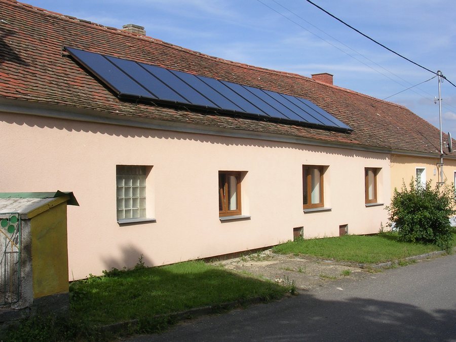 File:Příčovy čp. 11, sluneční kolektory.jpg