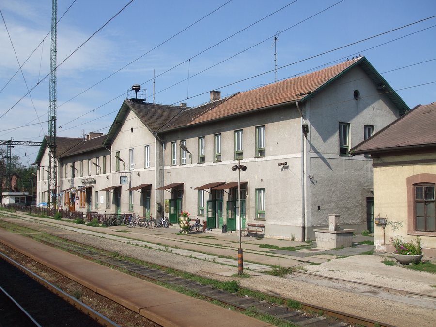 File:Pusztaszabolcs vasútállomás.JPG