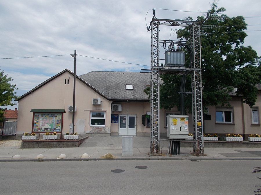 File:Town Hall, SE facade detail, 2019 Szigethalom.jpg