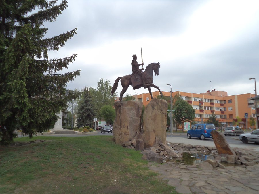 File:Kisvárda, Szent László szobra.JPG