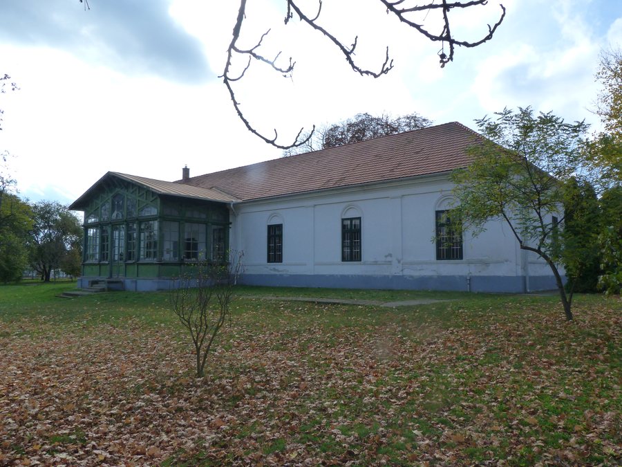 File:Halász Boldizsár Városi Könyvtár, Dabas - 2013.10.22 (1).JPG