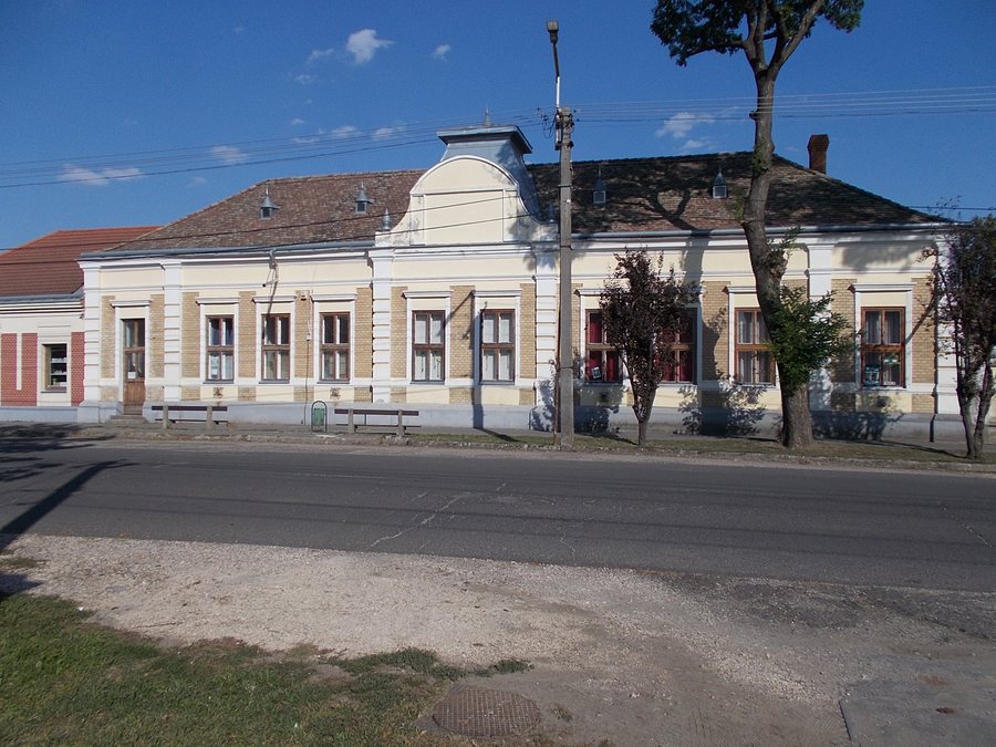 File:Almásystrasse 10, 2023 Törökszentmiklós.jpg