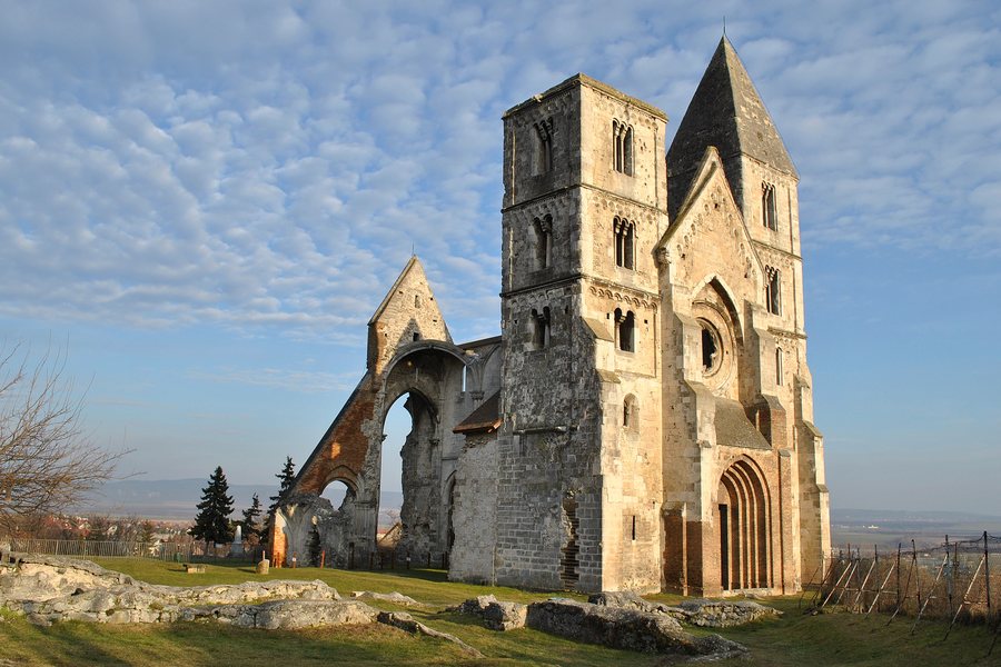 File:Premontrei prépostsági templom romja (7623. számú műemlék).jpg