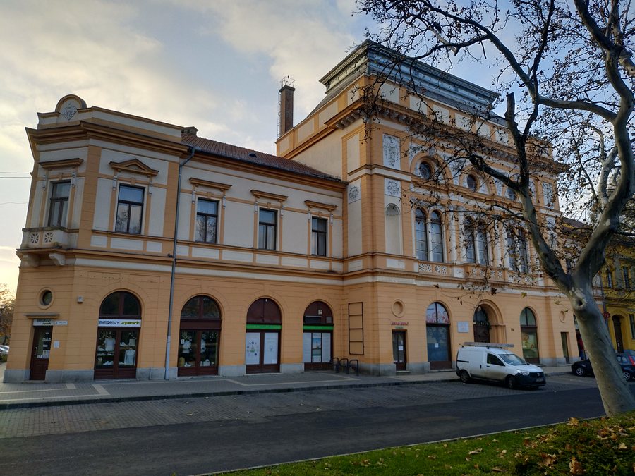 File:Déryné Rendezvényház, Művelődési Központ, Jászberény.jpg