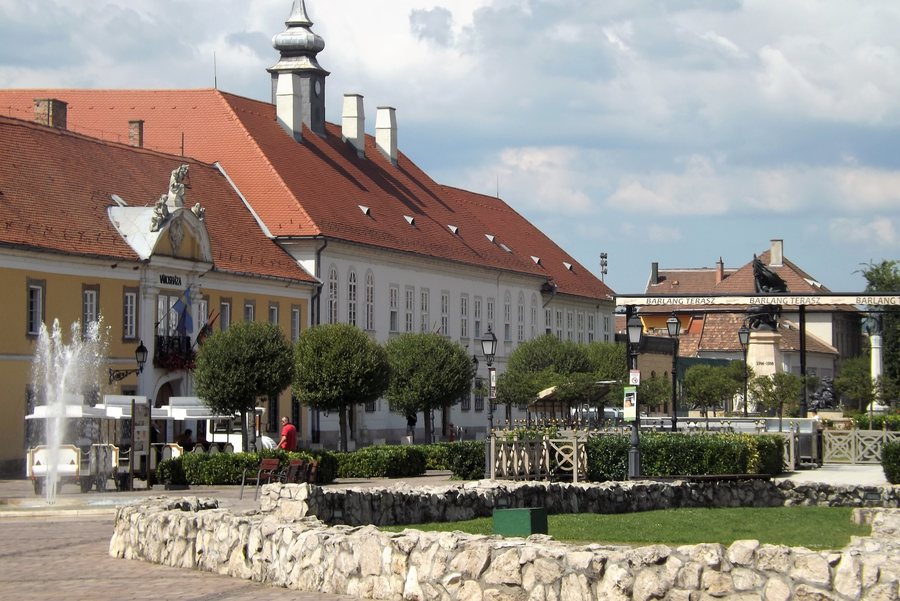 File:Vác, Főtér részlete.JPG