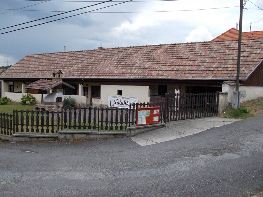 File:Faluház, DK, 2020 Mogyoród.jpg