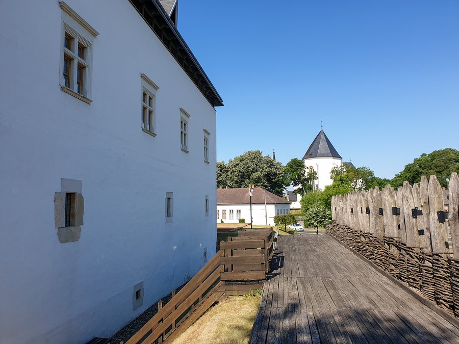 File:Báthory Castle in Nyírbátor, wall.jpg