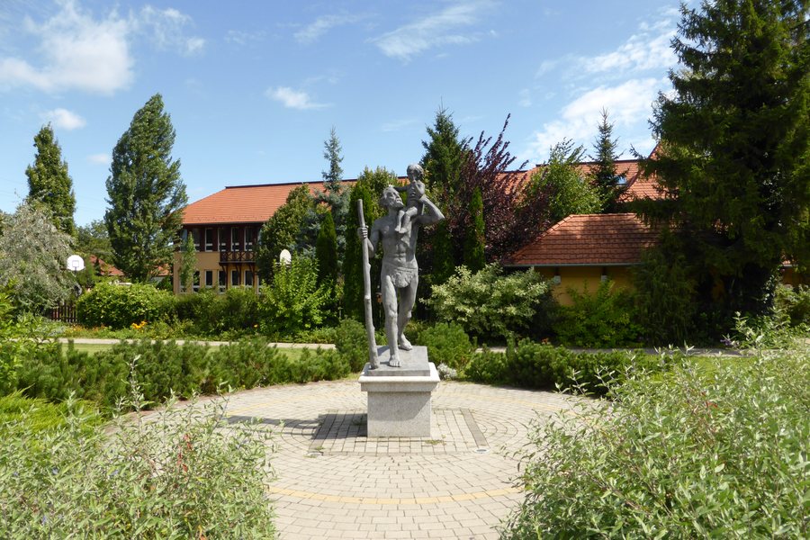 File:Tápiógyörgye szobor 2014-08-24.jpg