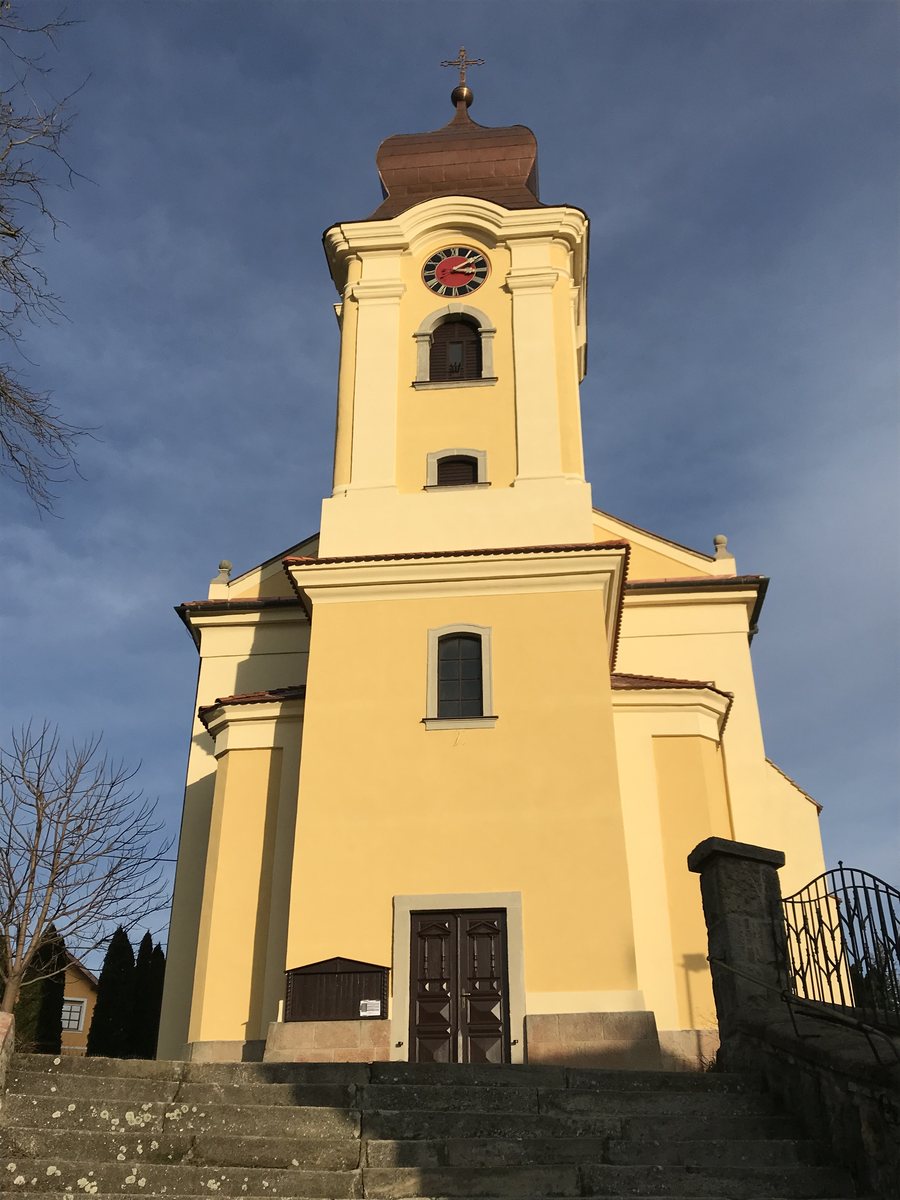 File:Pilisborosjenő - római katolikus templom.jpg