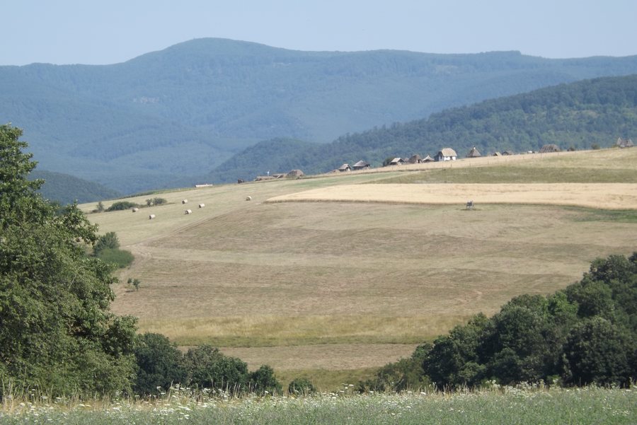 File:Börzsönyliget, kilátás Szokolya felé.jpg