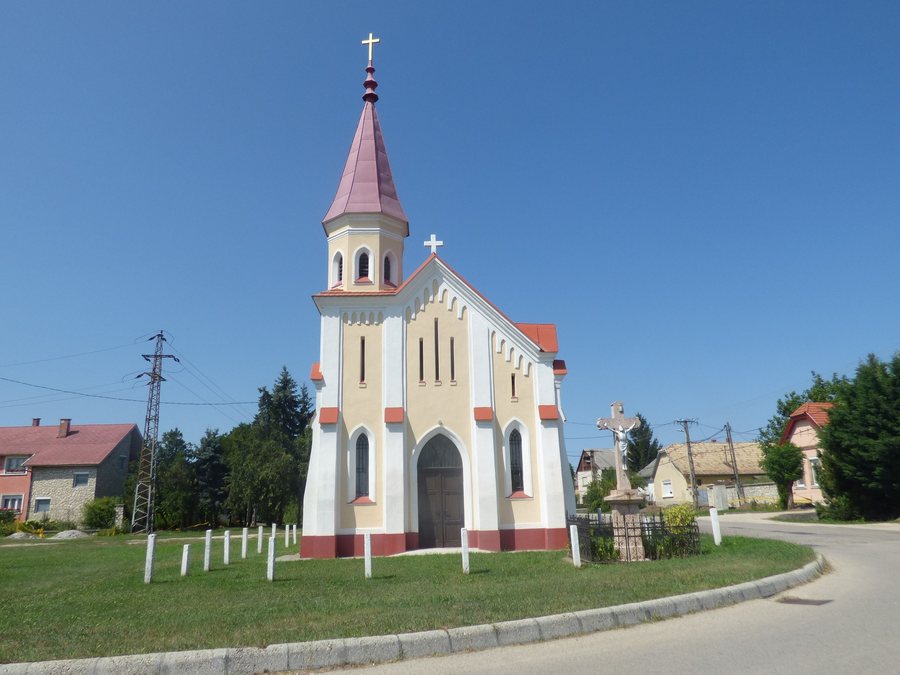File:190811 Szent Rókus-kápolna a móri belváros északi részén.jpg