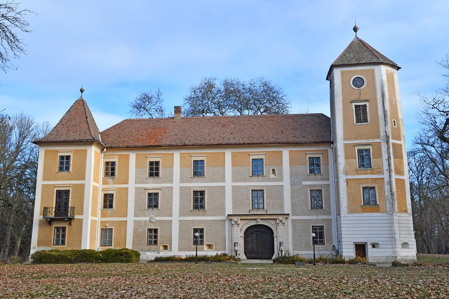 File:Hédervár, Khuen–Héderváry-kastély 2024 02.jpg