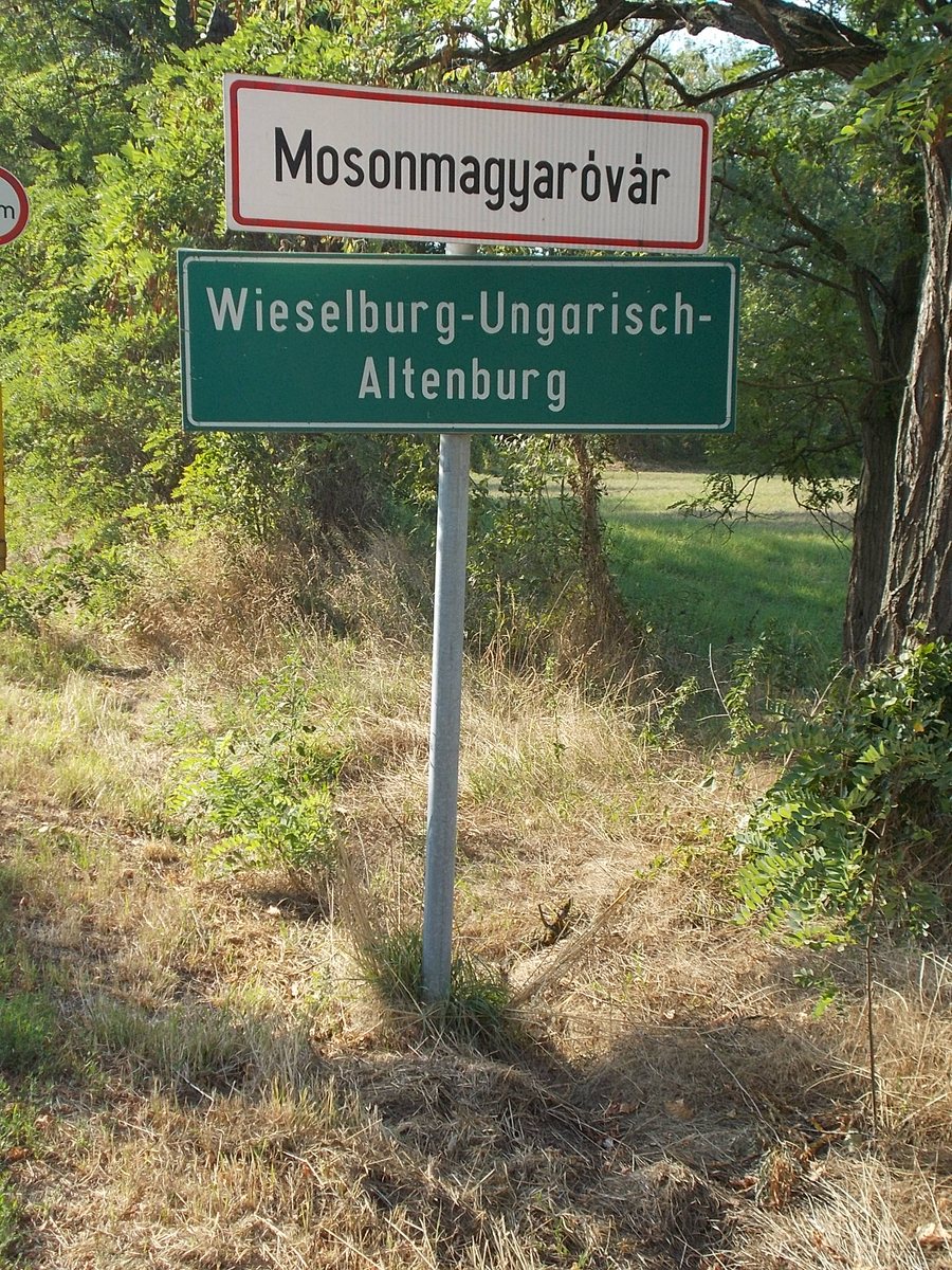 File:Wieselburg-Ungarisch Altenburg sign, 2017 Mosonmagyaróvár.jpg
