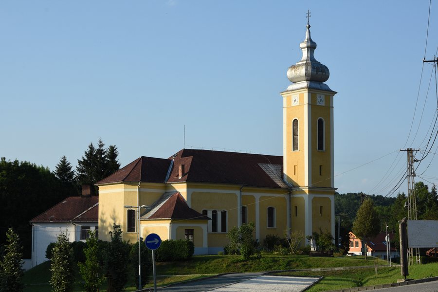 File:Felsőszölnök Kirche.jpg