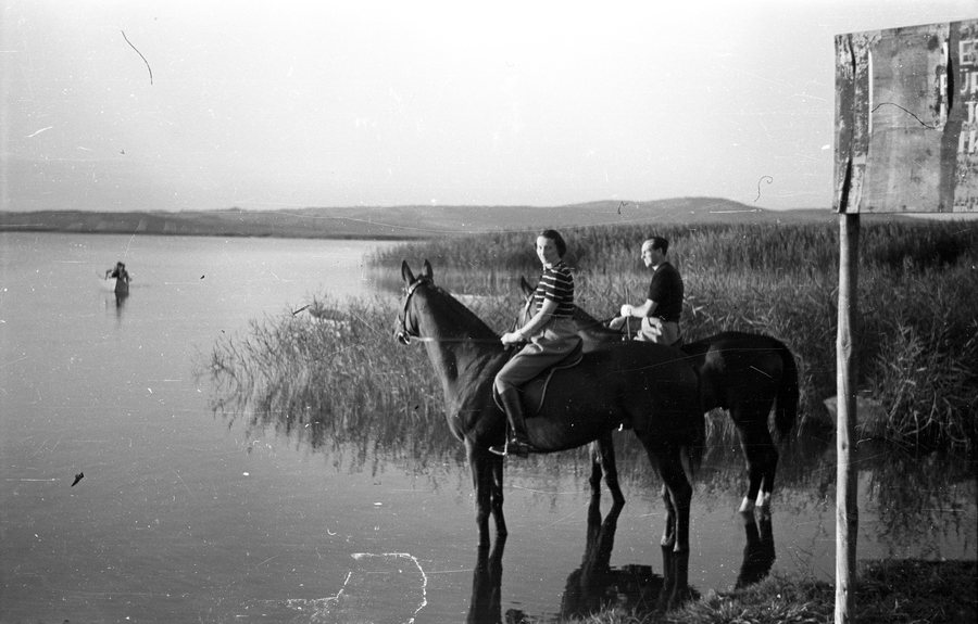 File:Hungary, Agárd, Lake Velence Fortepan 74296.jpg