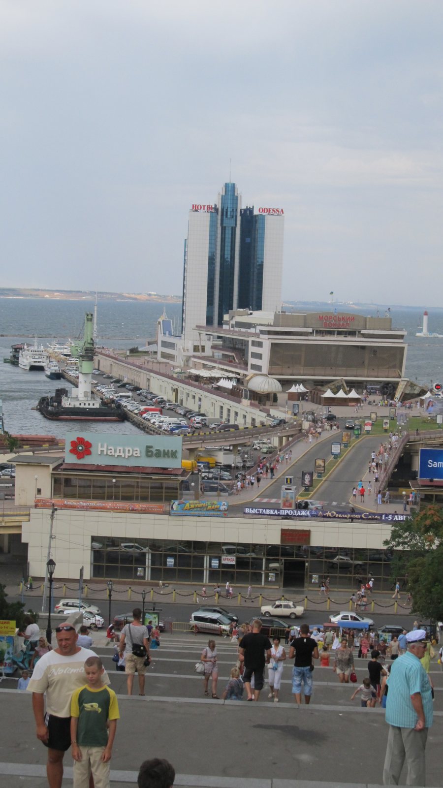 Набережная и порт Одессы на берегу Чёрного моря