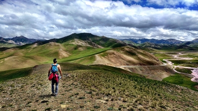 Berglandschaft am Kyzyl-Suu-Fluss in Kirgisistan