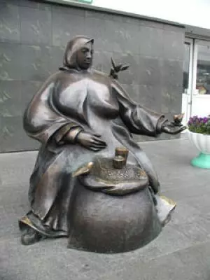 Комаровка, статуя торговки